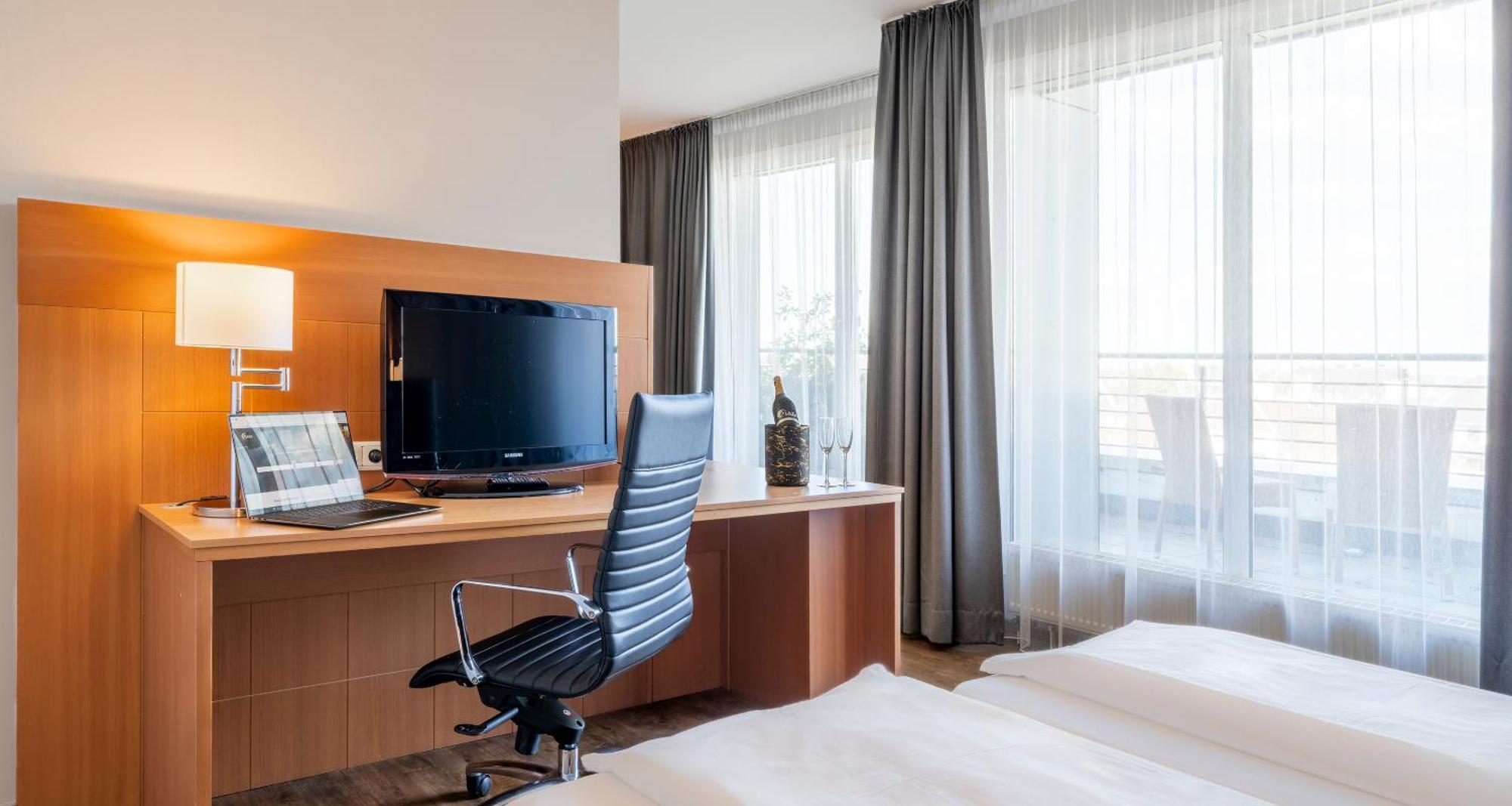 Plaza Premium Koeln Hotell Exteriör bild