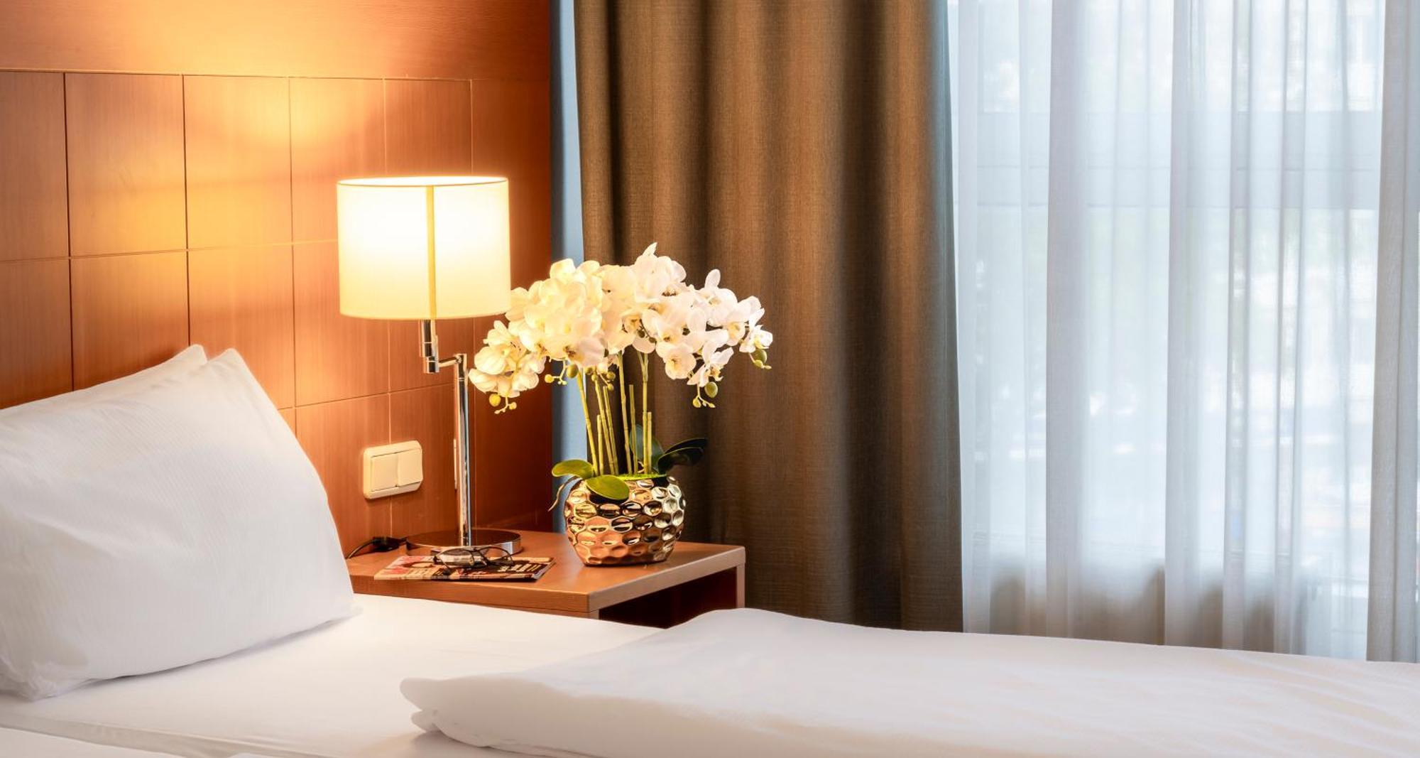 Plaza Premium Koeln Hotell Exteriör bild