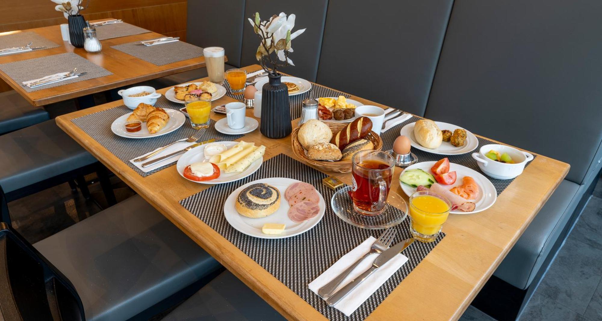 Plaza Premium Koeln Hotell Exteriör bild